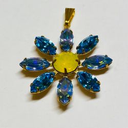Halsband med blått/gult hänge