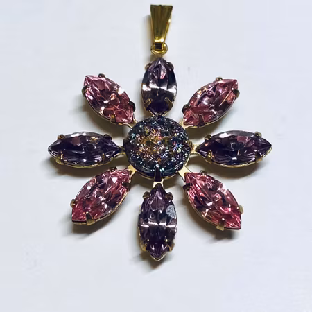 Halsband med rosa/lila hänge