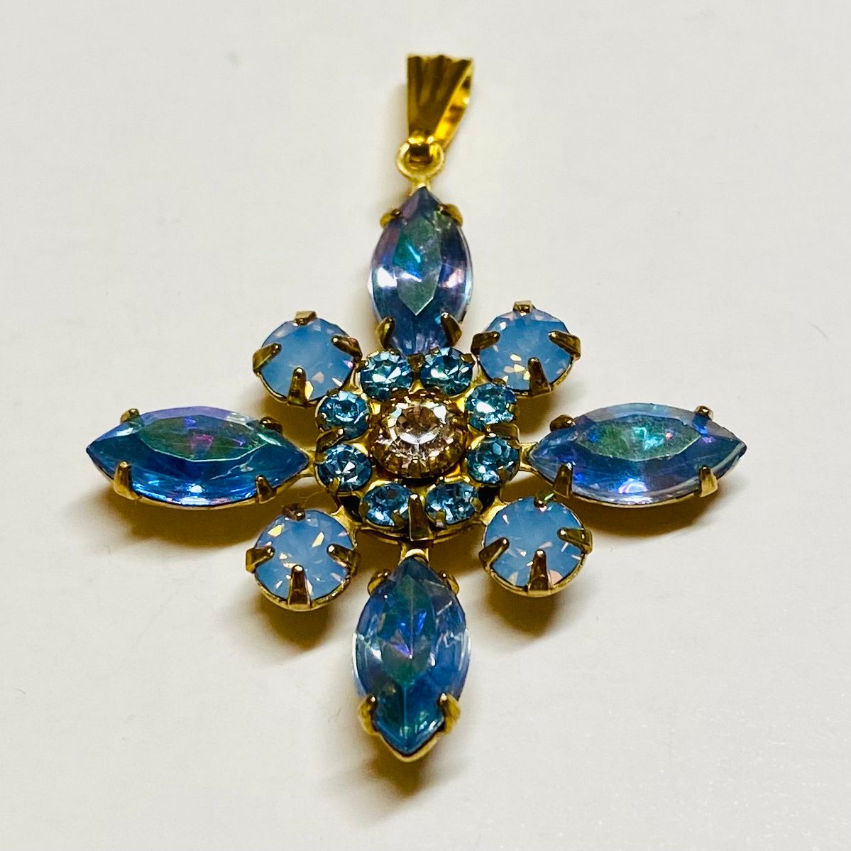 Halsband med ljusblå/blå opal hänge