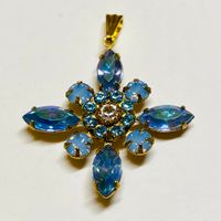 Halsband med ljusblå/blå opal hänge