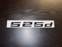 BMW 525d emblem i svart