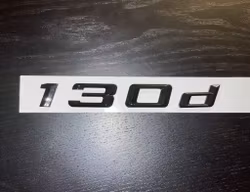 BMW 130d emblem i svart