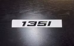 BMW 135i emblem i svart