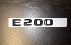 Mercedes-Benz E200 emblem i svart