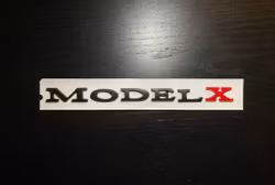 Tesla model X emblem i svart med rött X