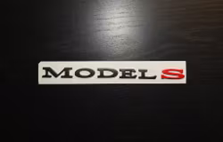 Tesla Model S emblem i svart med rött S