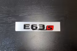 Mercedes-Benz AMG E63s emblem i svart