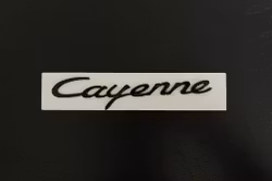 Porsche Cayenne emblem i svart