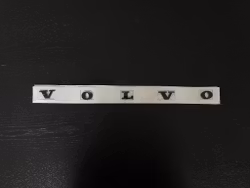 Volvo bokstäver i svart