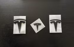 Tesla Model Y omslag till emblemen