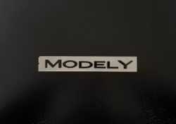 Tesla Model Y emblem i svart