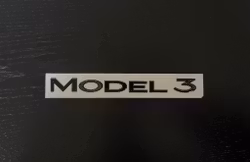 Tesla Model 3 emblem i svart