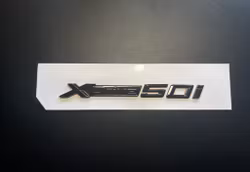 BMW 50i xdrive emblem i svart