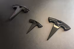 Tesla Model 3 omslag till emblemen