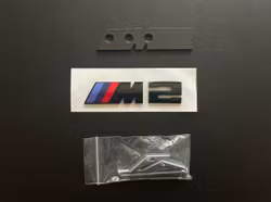 BMW M2 emblem i svart till grillen
