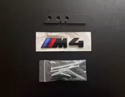 BMW M4 emblem i svart till grillen