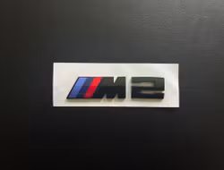 BMW M2 emblem i svart