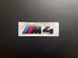 BMW M4 emblem i svart