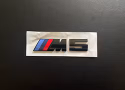 BMW M5 emblem i svart