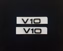 Audi V10 emblem i svart 2 st