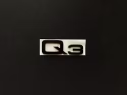 Audi Q3 emblem i svart