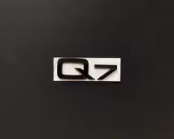 Audi Q7 emblem i svart