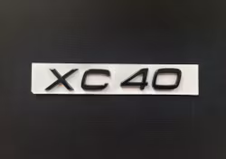 Volvo XC40 emblem i svart