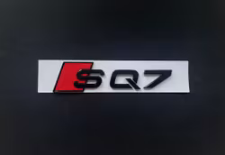 Audi SQ7 emblem i svart