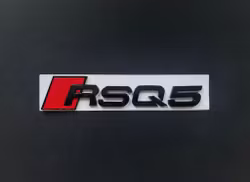 Audi RSQ5 emblem i svart