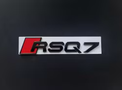 Audi RSQ7 emblem i svart