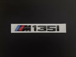 BMW M135i emblem i svart