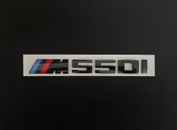 BMW M550i emblem i svart