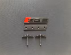 Audi SQ8 emblem till grillen