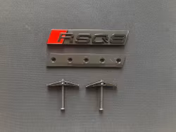 Audi RSQ8 emblem till grillen