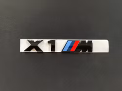 BMW X1M emblem i svart