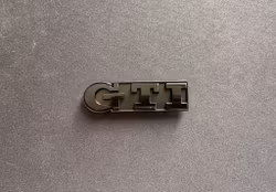 Volkswagen GTI emblem i svart till grillen