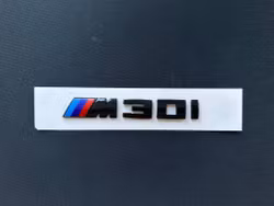 BMW M30i emblem i svart