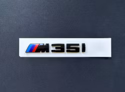 BMW M35i emblem i svart