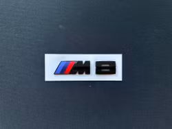BMW M8 emblem i svart
