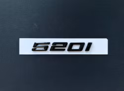 BMW 520i emblem i svart