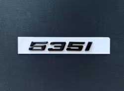 BMW 535i emblem i svart