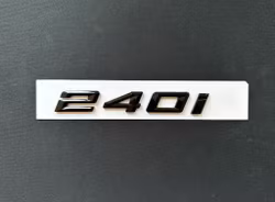 BMW 240i emblem i svart