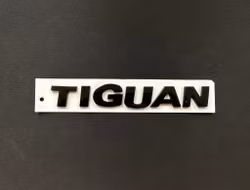 Volkswagen Tiguan emblem i svart