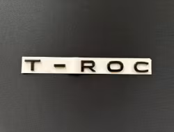 Volkswagen T-Roc emblem i svart