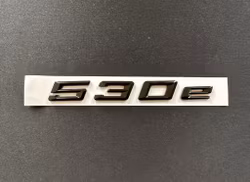 BMW 530e emblem i svart