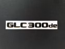 Mercedes-Benz AMG GLC300de emblem i svart