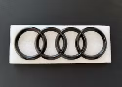 Audi ringar i svart till grillen