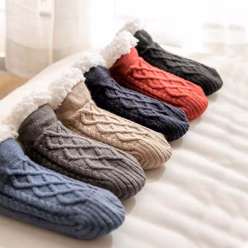 Varma, stickade tofflor med halkskydd - BEIGE
