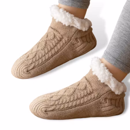 Varma, stickade tofflor med halkskydd - BEIGE