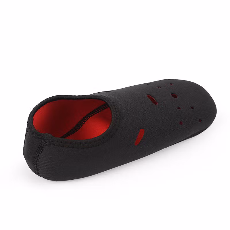 Badskor neopren med ventilationshål, SVART